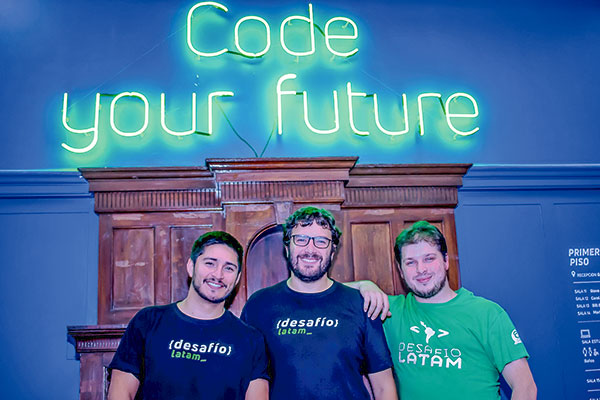 <p>Diego Arias, Andrés Gallardo y Gonzalo Sánchez, equipo de Desafío Latam.</p>