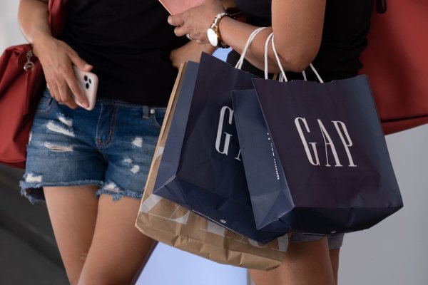 Gap recorta 500 puestos corporativos ante alza de costos y ventas más débiles
