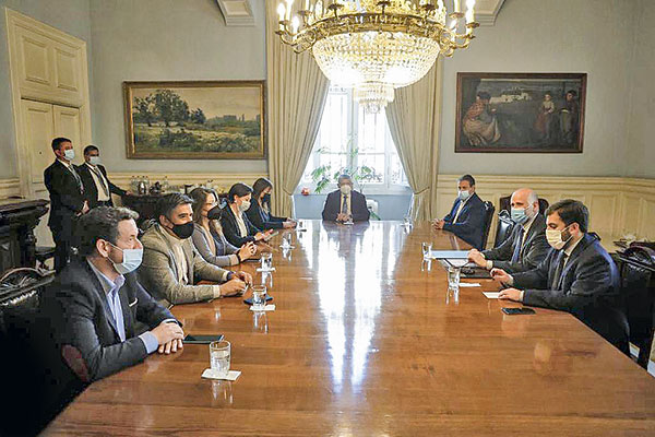 <p>Emprendedores se reunen con Soto y Elizalde para abordar el nuevo proceso constitucional</p>
