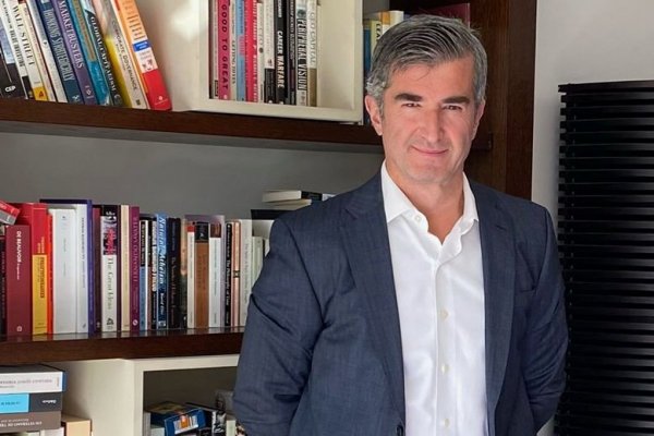 Quién es Tomás Casanegra, el tuitero que sigue la acción de Latam