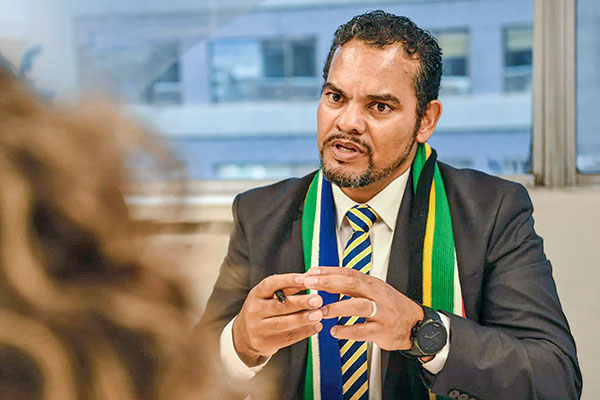<p>Alvin Botes, Viceministro de Relaciones Internacionales y Cooperación: Plebiscito, rugby y minería: los temas que marcaron la visita sudafricana en Chile</p>