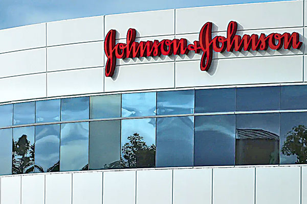 <p>La polémica maniobra de Johnson & Johnson contra miles de demandas que tiene de cabeza a tribunales en EEUU</p>