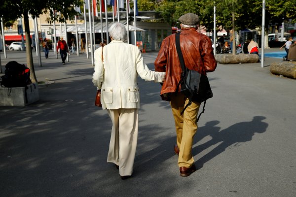 Suiza aprueba en referendo igualar la edad de jubilación de hombres y mujeres