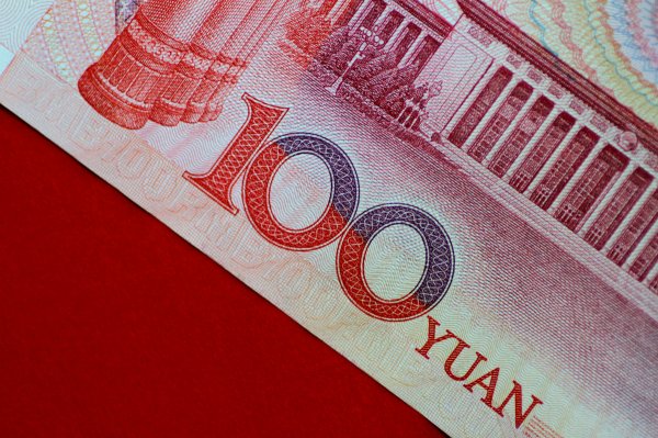 China toma nuevas medidas para frenar la caída del yuan, que se acerca a punto más débil desde 2008