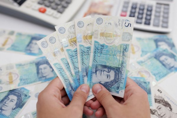<p>La libra esterlina se derrumba a su mínimo histórico tras anuncio de mayor recorte de impuestos en medio siglo</p>