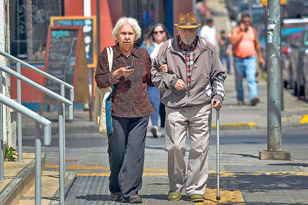 <p>Chile envejece: cerca de un tercio de la población serán personas mayores para 2050</p>