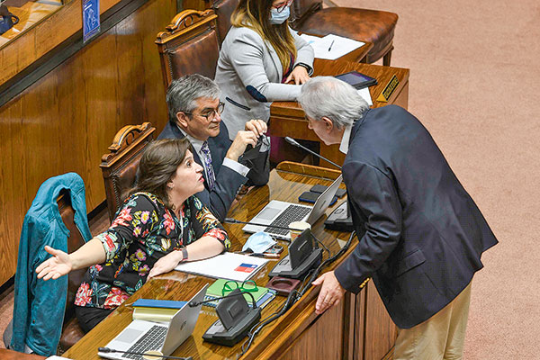 Las dos caras del TPP11: Senado posterga votación y el Gobierno asegura avance en side letters