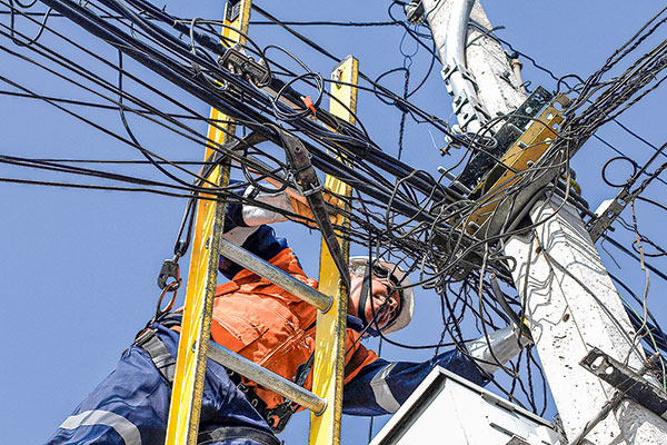 Cables en desuso: Subtel sugiere a municipios aplicar ordenanzas para interponer multas ante falta de reglamento