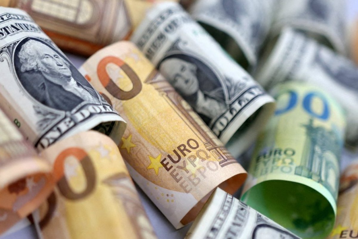 <p>​​Dólar vs euro: los contrastes en la batalla de las divisas</p>