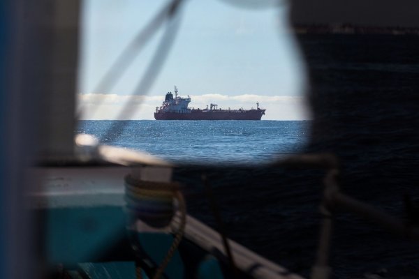 La UE estudia prohibir el envío de petróleo ruso como parte del límite de precios