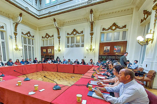 <p>Gremios y cooperativas PYME piden proceso constitucional “amplio y participativo”</p>