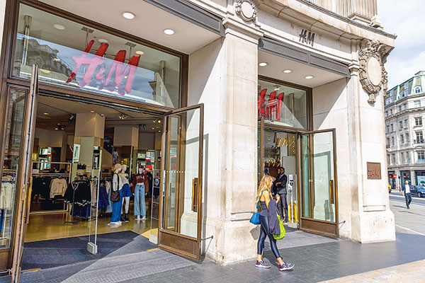 H&M es golpeado por el cierre del negocio en Rusia y altos aumentos en los costos