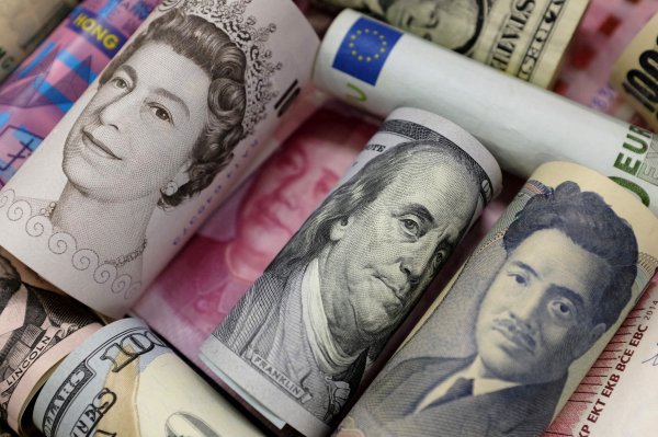 Analista de Standard Bank estima que una intervención coordinada de bancos centrales para domar al dólar es "solo cuestión de tiempo"