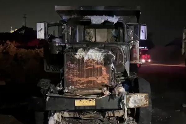 <p>Incendio presuntamente intencional destruyó cinco camiones durante la noche del sábado en Puente Alto</p>