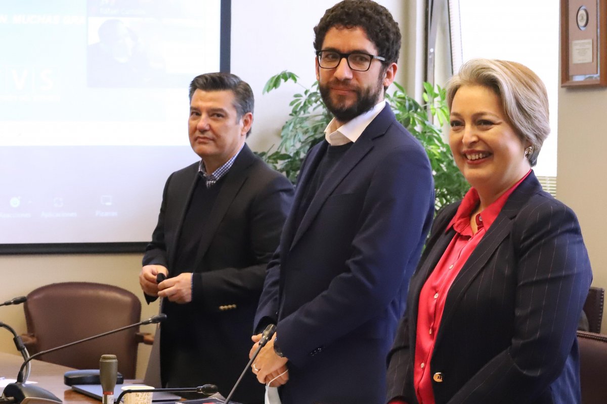 <p>Christian Melis junto al subsecretario del Trabajo, Giorgio Boccardo, y la ministra del ramo, Jeannette Jara.</p>