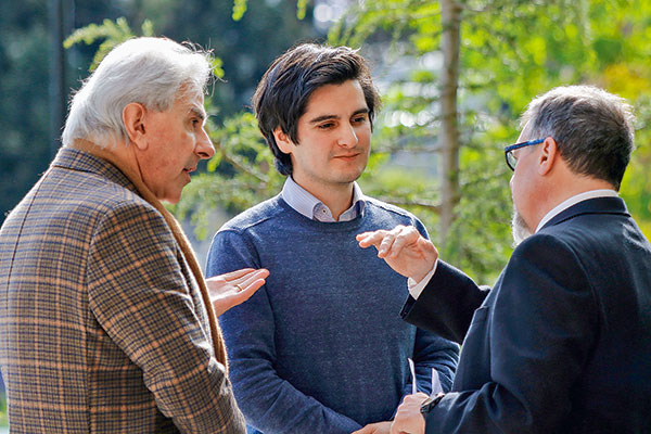 <p>Senadores Iván Moreira (UDI) y Ricardo Lagos Weber (PPD) dialogan en Valparaiso con el subsecretario Ahumada. Foto: Agencia Uno </p>