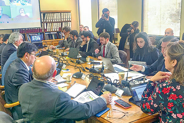 Pardow enfrenta en el Congreso alerta por cadena de pagos y CNE analiza situación de firma renovable