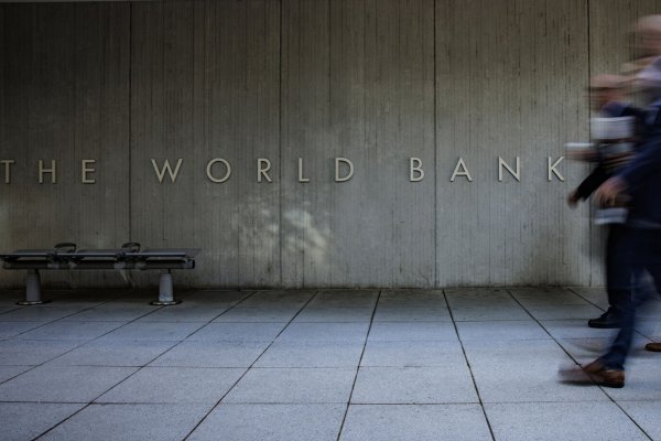 <p>Banco Mundial dice que pandemia y guerra en Ucrania revirtieron tres décadas de reducción de la pobreza global</p>
