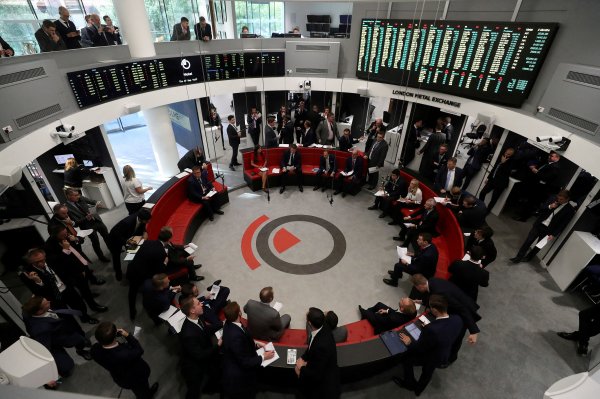 Cobre y zinc suben después de que la LME prohíbe nuevo metal de una empresa rusa