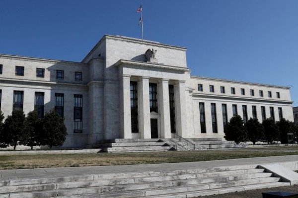 Mercados cierran en rojo e inversores evalúan perspectivas de endurecimiento de las políticas y los riesgos geopolíticos