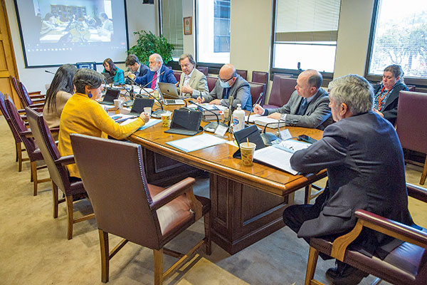 <p>El ministro Carlos Montes participó este martes en la comisión de Vivienda en el Senado.</p>