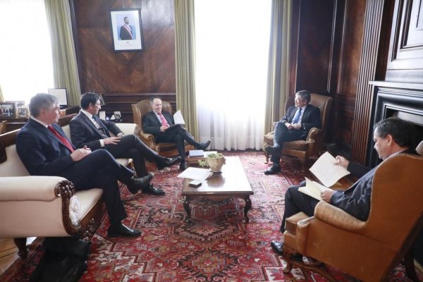 <p>La directiva de la Asociación de Bancos con el ministro de Hacienda, Mario Marcel. </p>