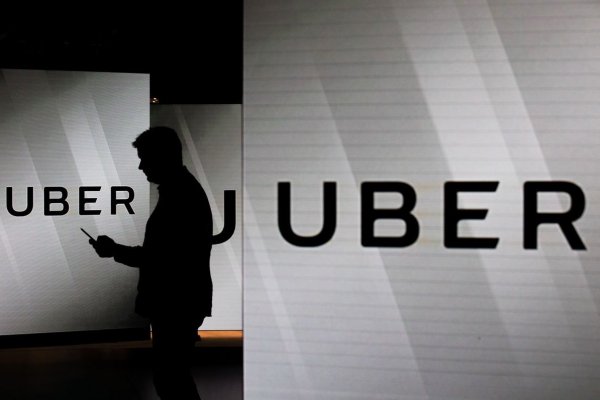 Uber: acciones caen con fuerza tras propuesta de regularizar a los repartidores