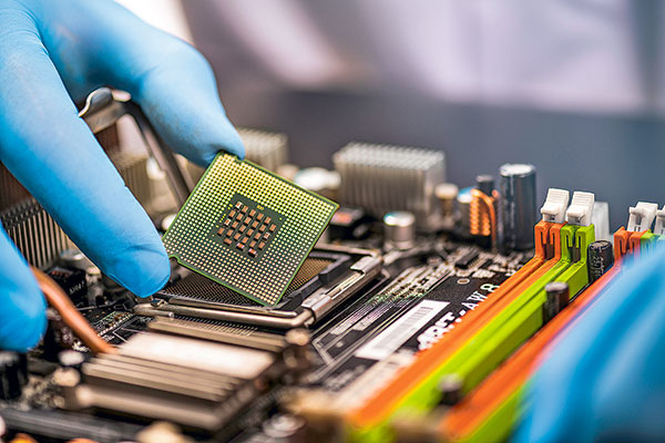 Principales proveedores de equipos de chips del mundo suspenden negocios con China
