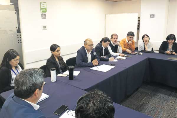 <p>Gremios y autoridades se reunieron en la CNE a partir de las 09.30 horas. Foto: Julio Castro</p>
