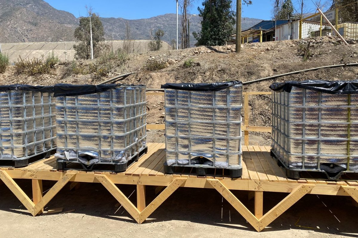 <p>Novaminore, que fue desarrollada en los laboratorios de la Fundación Ciencia y Vida y piloteada en faenas mineras, en lugar de usar bacterias o reactivos complejos, ocupa cloruro de sodio (sal) para disolver el cobre -y otros metales.</p>