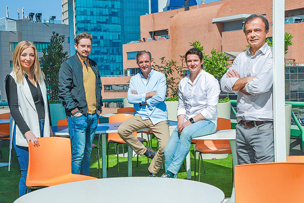 <p>De izquierda a derecha; la COO, Andrea Hernández; el CTO, Julio Villane; el gerente general, Rodrigo Spronhle; el CCO, Javier Poble; y el presidente de la fintech, Marco Comparini. Foto: Julio Castro</p>