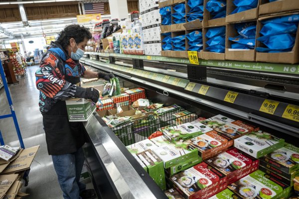 <p>Ventas minoristas en EEUU se mantienen sin cambios, pero confianza de los consumidores fue mayor de lo previsto</p>