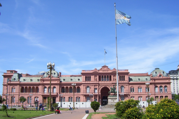 Inflación anual de Argentina llega a 83% en septiembre, un nuevo máximo de 30 años