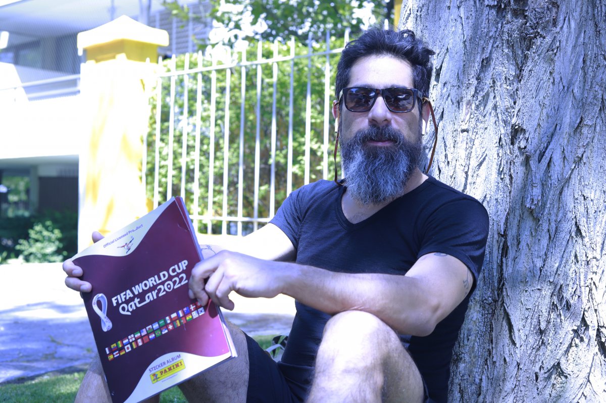 <p>Cristóbal Bellolio y Axel Callís, dos historias de coleccionistas del álbum Qatar 2022</p>