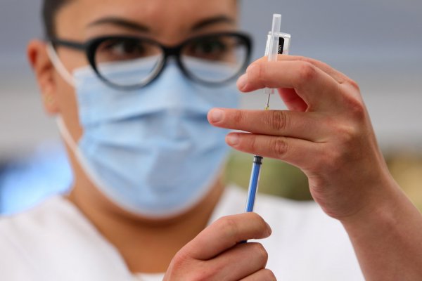 Los fabricantes de vacunas se enfrentan a una caída de ingresos a medida que disminuye la demanda de inyecciones de Covid