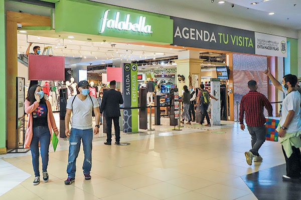 <p>Cierre de tiendas y subir márgenes: los ajustes de Falabella en medio del freno de la demanda</p>