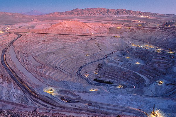 CEO de BHP alerta por incertidumbre económica global y su efecto en cadena de suministro y costos de energía