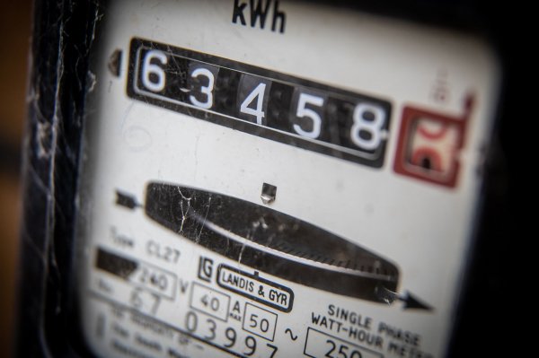 <p>Las familias británicas se enfrentan a una factura energética casi duplicada cuando se acaben las ayudas</p>