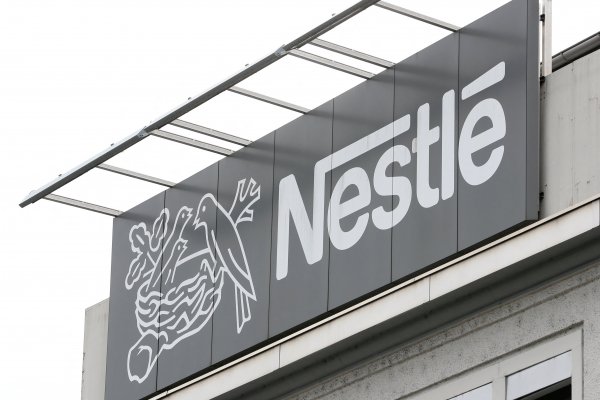 El CEO de Nestlé advierte a los compradores que se preparen para más aumentos de precios