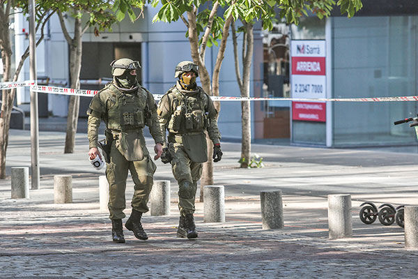 <p>El Gope de Carabineros realizó un intenso operativo en el edificio y su entorno hasta pasado el mediodía de ayer. Foto: Agencia Uno </p>