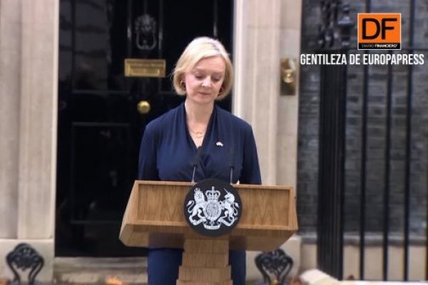 <p>Ahora en DF | Truss dimite como primera ministra de Reino Unido: "Voy a renunciar a ser la líder del Partido Conservador"</p>