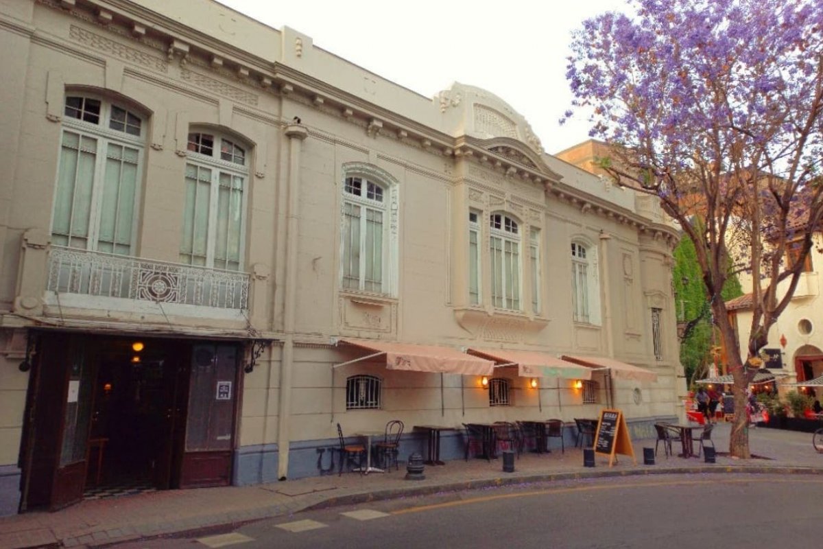 <p>El tradicional bar Berri de Lastarria no cerrará sus puertas</p>