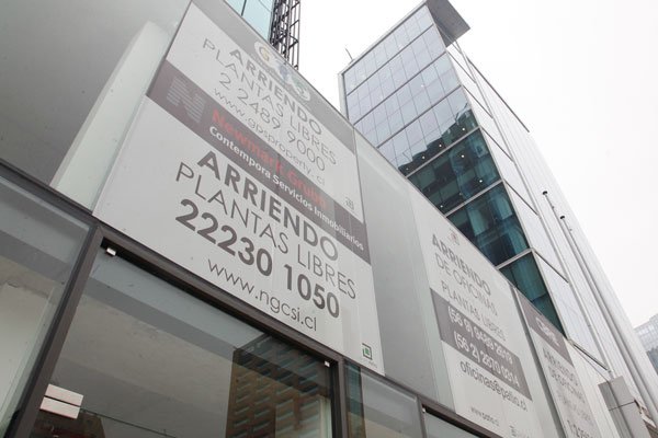 <p>Arriendo de oficinas: las zonas de Santiago con mayor disponibilidad y el impacto en los precios</p>