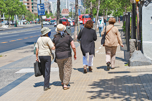 Brecha de género en sistemas de pensiones se explica en un 46% por la diferencia en edad de retiro entre hombres y mujeres