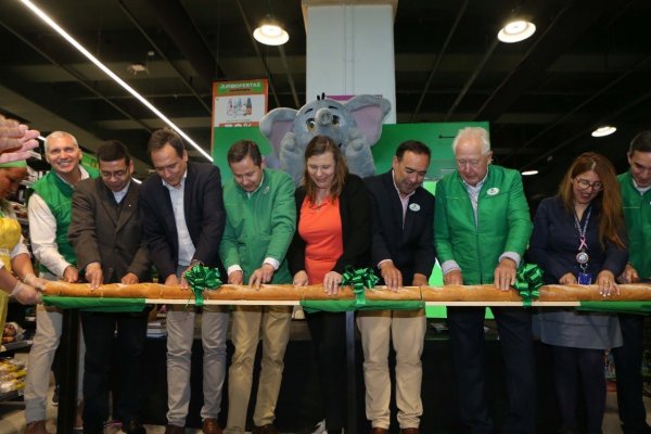 <p>Cencosud abre supermercado Jumbo en zona de Maitencillo con presencia de Heike y Horst Paulmann</p>