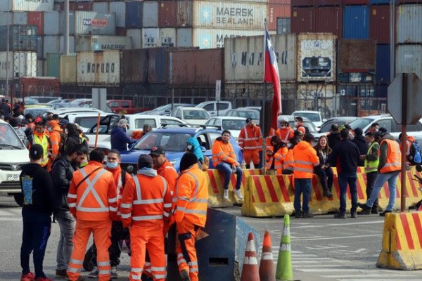 <p>Más de 6 mil trabajadores portuarios inician paralización</p>