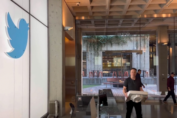 Elon Musk llega hasta las oficinas de Twitter y se dirigirá al personal de la compañía este viernes