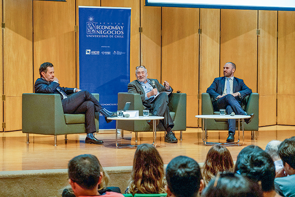 <p>José de Gregorio y el exministro de Economía argentino, Martín Guzmán, acompañaron a Stiglitz.</p>