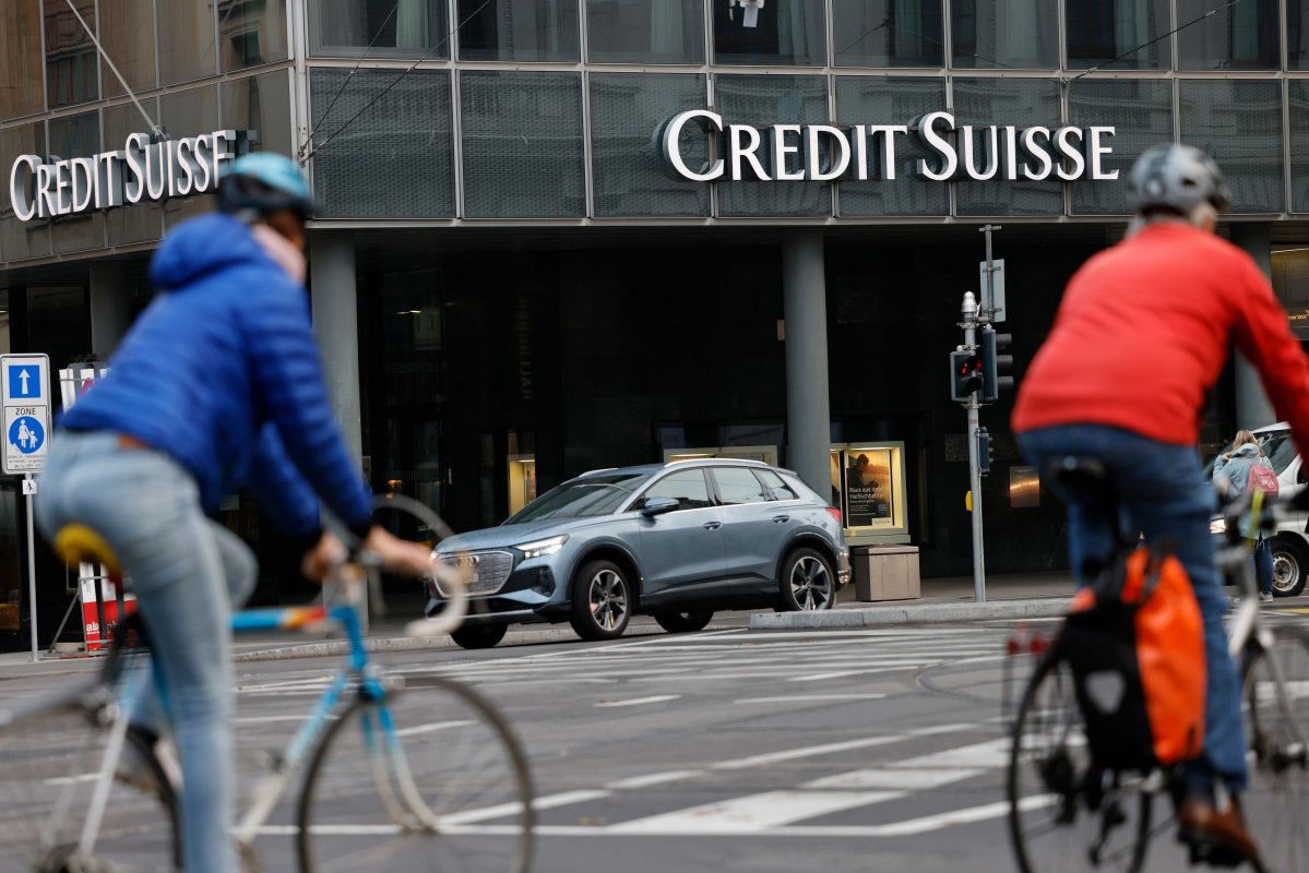 <p>Credit Suisse afirma que atrajo a un inversionista clave mientras la acción cae 12,8% por fuertes pérdidas trimestrales</p>