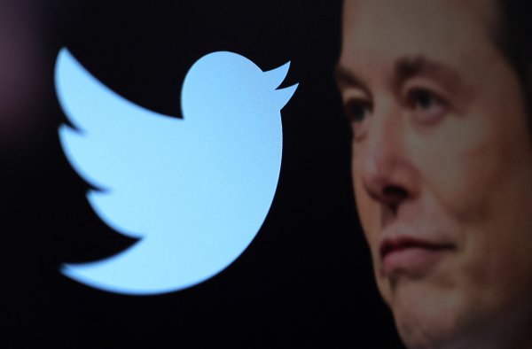 Musk asume como nuevo CEO de Twitter y realiza cambios radicales